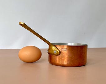 Vintage koperen pot / steelpan. Gesigneerd: 'Made in France'. Mini-braadpan-keukengerei met messing handvat. Midden van de jaren 70