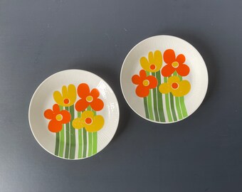 2 assiettes plates Annemarie par Figgjo Flint, Norvège des années 1970, décor Kirsten Selmer Megård. Bouquet de fleurs funky design scandinave nordique MCM