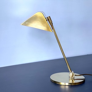 Danish desk lamp / library lamp from Frandsen. Eu, Us, Uk or Aus power plug. 80s desk lamp. Mid century design. Solid brass MCM table lamp.