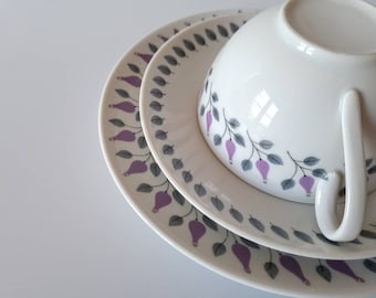 vintage Rörstrand trio - Coupe, soucoupe et assiette. Design Rörstrand des années 60. Suédois milieu du siècle moderne - Mint. Campanule violet.