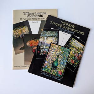 Folletos de postales de Tiffany. Tarjetas de 2 X 24 listas para enviar con motivos de vidrieras: Ventanas y lámparas. 1987 de publicaciones de Dover.