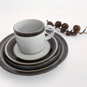 Arabia Trio - Karelia - Tasse, Unterteller und Teller. Finnland. Design von Anja Jaatinen Winquist in den 1970er Jahren. Retro modernes skandinavisches Design.