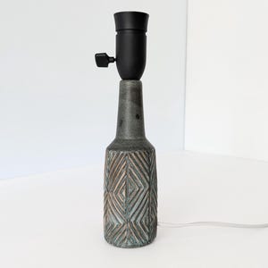 Smal vintage bordslampa i keramik, Danmark. Eluttag för EU, USA, Storbritannien eller Australien. Unik dansk konstkeramik. Funky MCM-design. Johgus Atelier.