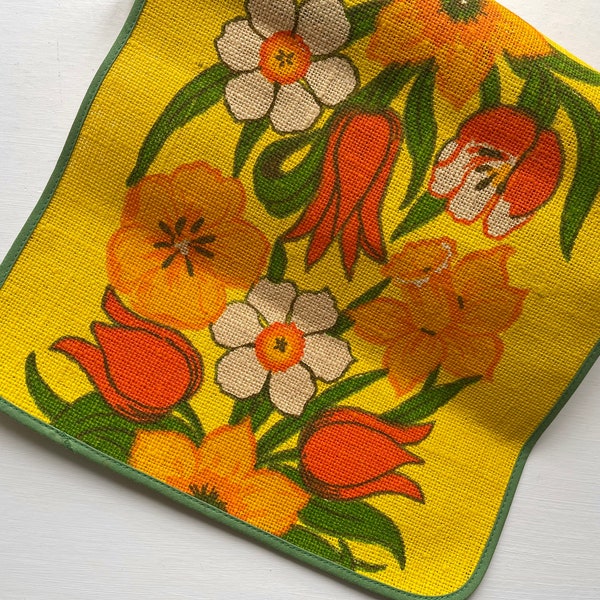 Danish spring / Easter burlap table runner - Decoration with flowers. Retro table cloth, 70s Denmark - tulips. Vintage fabric.