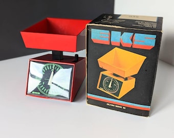 Original Swedish EKS scale- 70s kitchen tool. BENGT EK design, Sweden. Retro red kitchen scale up to 3kg with original cardboard box.