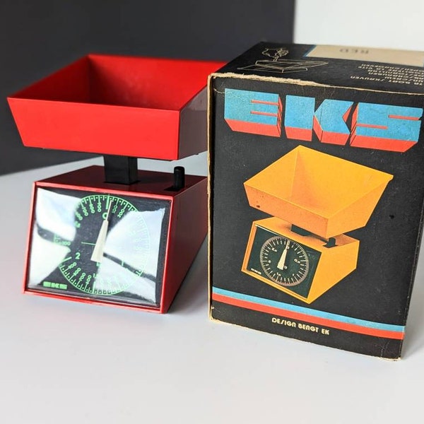 Original Swedish EKS scale- 70s kitchen tool. BENGT EK design, Sweden. Retro red kitchen scale up to 3kg with original cardboard box.