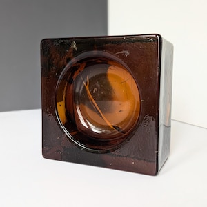 Tjock glasskål från 1970-talet - Mörk bärnstensfärgad skål / askfat. Fyrkantigt MCM-konstglas. Tungt massivt glas. Okänd tillverkare.