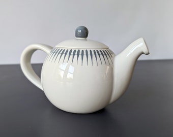 AMULETT von Wilhelm Kåge 1950er Jahre. Seltene Teekanne, hergestellt von Gustavsberg, Schweden. Skandinavisches Vintage-Design aus der Mitte des Jahrhunderts. Graues Randmuster