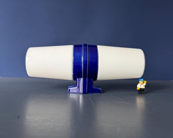 Grande e rara applique doppia blu in vetro e porcellana modello IFÖ 6065 di Sigvard Bernadotte. Lampada di alta qualità. Applique svedese di metà secolo.