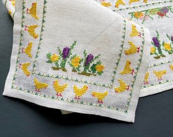 Kreuzstich mit Frühlingsblumen und Küken - Handgemachter Leinen Tischläufer - Ostern - Vintage - Made in Denmark. Krokus Blumen und Eiern