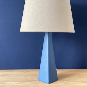 Sällsynt vintage bordslampa i keramik i blå färg från danska Elisabeth Loholt, 1960-tal. Eluttag för EU, USA, Storbritannien eller Australien. Dansk design.