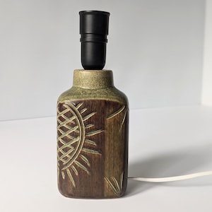 Dansk Axella bordslampa från 70-talet. Vacker brungrön glasyr. Eluttag för EU, USA, Storbritannien eller Australien. Dansk design. Solroslampor från mitten av århundradet.