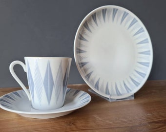 Vintage Trio Upsala Ekeby, Karlskrona Trio - Tasse, Untertasse und Teller. Entwurf: Alf Jarnestad. Schwedisches mid century Modern - Skandinavischer Retro