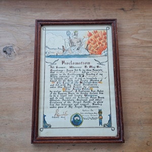 Peut inclure: Une proclamation encadrée avec des images nautiques. L'œuvre d'art représente Neptune, un navire et un soleil flamboyant. Le texte dit "Proclamation" et détaille un décret pour les marins dans les régions les plus au nord.