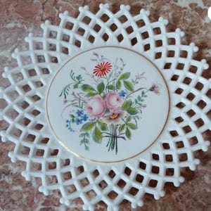 Assiette décorative vintage originale en verre de lait de Westmoreland peinte à la main