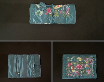 Precioso rollo de envoltura de joyería de seda con bordado de flores, verde, azul, verde azulado y flores, con tres compartimentos con cremallera y bolsillo para regalo