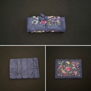 Splendido rotolo di carta da regalo in seta con ricami floreali e blu navy, tre scomparti con cerniera e tasca.