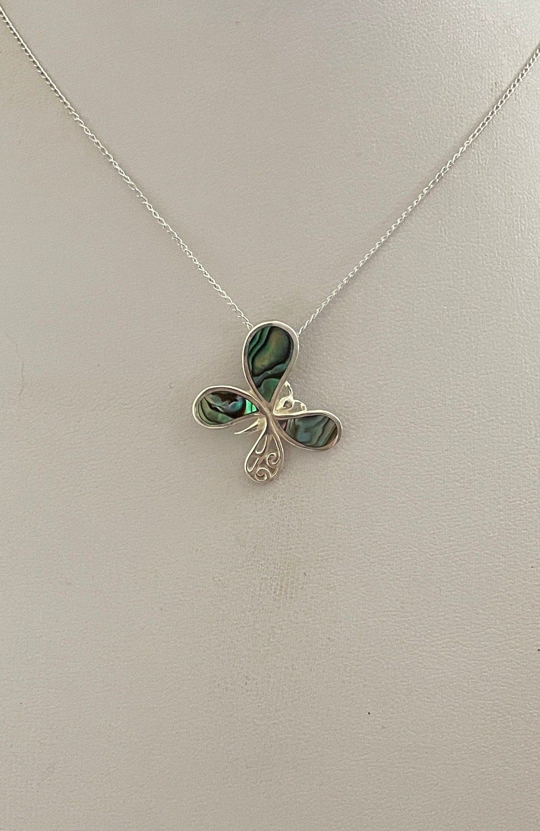 Collana Con Ciondolo Farfalla In Conchiglia Aliotide Naturale – Catena 45,7 Cm, Rodiato, Kiara Jewellery