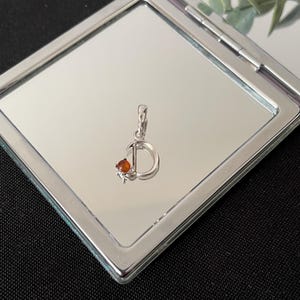 Hermoso collar con colgante de plata de ley 925 con la letra D del alfabeto y ámbar naranja natural en cabujón.