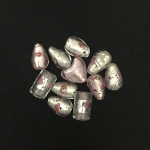 美しい中古の穴あき大粒ピンクとローズ柄ガラスラウンドビーズ。ミックスサイズ。サイズ約2 x 1.5 cm、総重量50グラム。