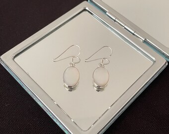 Cadeau de superbes boucles d'oreilles pendantes ovales en nacre blanche naturelle et argent sterling 925