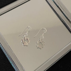 Adorables y delicados pendientes colgantes con diseño de huella de animal en plata de ley 925.