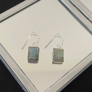 Preciosos pendientes colgantes de labradorita verde natural con cabujón rectangular y plata de ley 925. Regalo ideal.