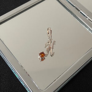 Lindo colar com pingente de letra H em formato de cabochão natural laranja âmbar e prata esterlina 925