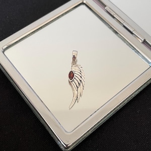 Splendida collana con ciondolo a forma di aquilone naturale con granato rosso sfaccettato e argento sterling 925 con ali d'angelo