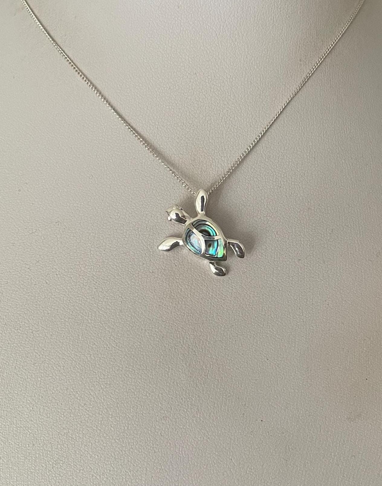 Collana con ciondolo a forma di tartaruga in guscio di abalone