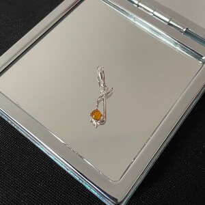 Lindo colar com pingente de letra J em formato de cabochão natural laranja âmbar e prata esterlina 925