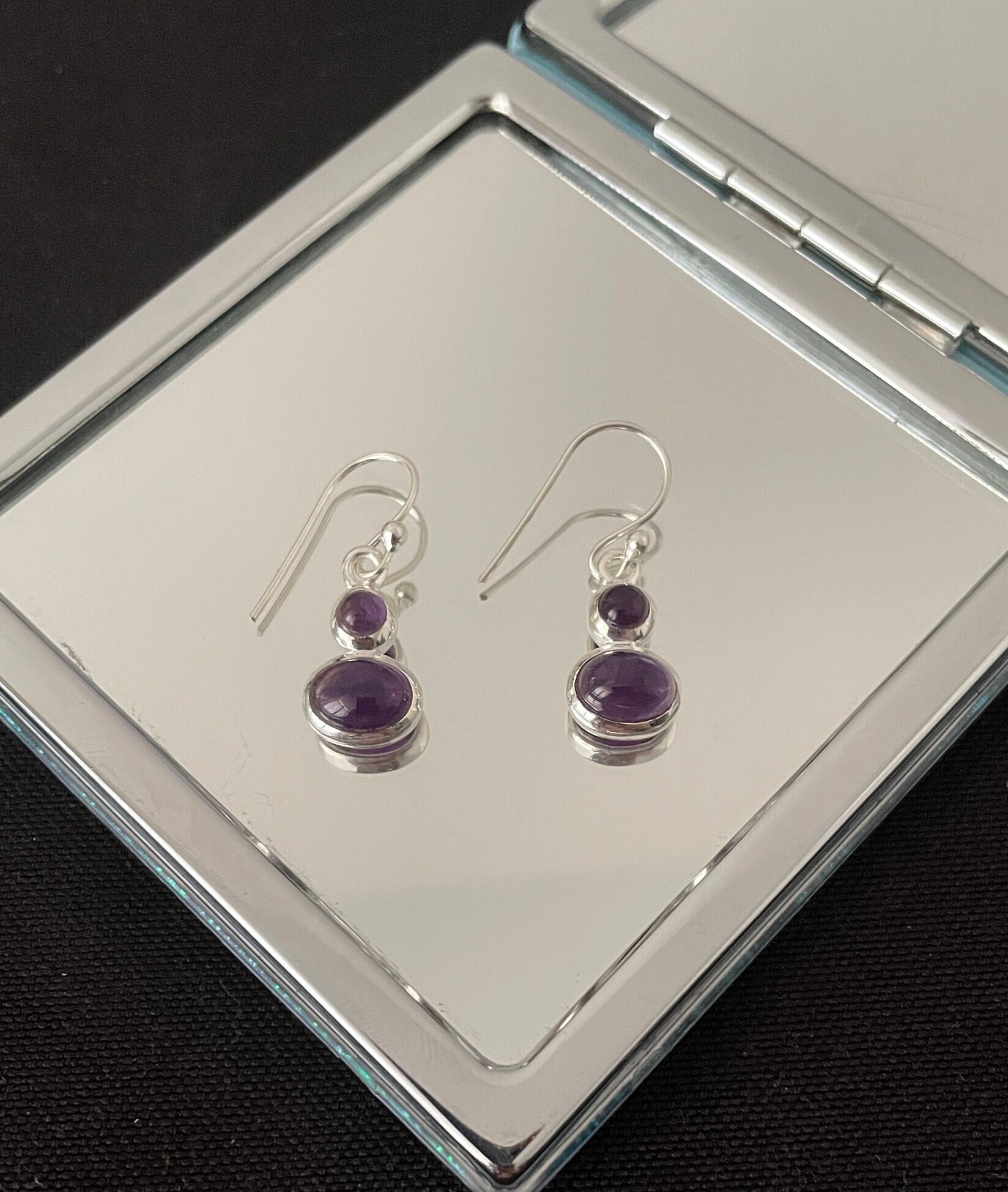 Bellissimi orecchini pendenti rotondi e ovali in argento sterling 925 con due pietre naturali cabochon di ametista viola e pendenti in argento sterling 925. - Italia