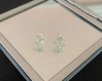 Vackra snidade örhängen i form av naturlig vit pärla och 925 sterlingsilver med blommor, gåva