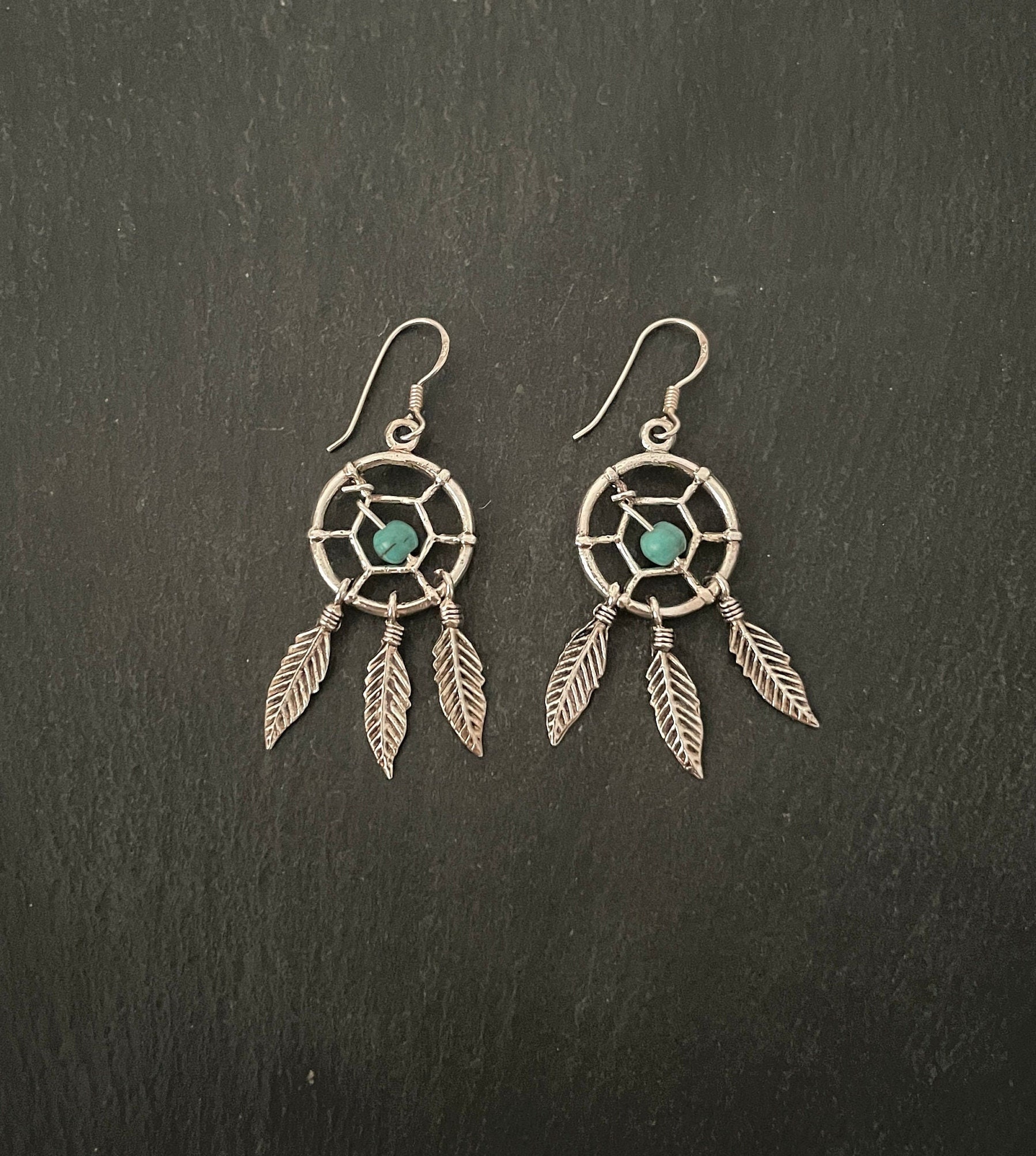 Mini orecchini pendenti acchiappasogni Q925 / Orecchini acchiappasogni in argento sterling con pendenti in turchese e piume d'argento / Prodotti negli Stati Uniti - Italia