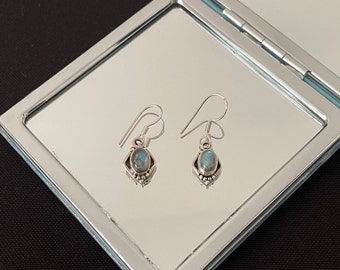 Orecchini A Borchia In Argento 925 Con Labradorite Naturale – Cerchio Piatto 4mm, Gioielli Eleganti E Naturali