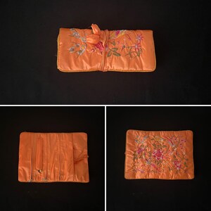 Underbar knallorange och blommig broderad sidensmyckesrulle med tre fack med dragkedja och presentficka