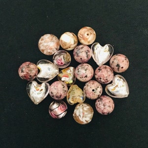 美しい中古のピンクとローズ柄のガラス製ハートと丸いビーズ。ミックスサイズ。サイズ約1 x 1 cm、総重量50グラム。