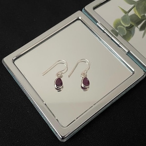 ゴージャスなファセットカットの天然レッドルビーと925スターリングシルバーのティアドロップ型ドロップダングルイヤリングギフト