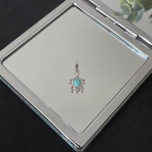 Hermoso y delicado collar con colgante de tortuga en plata de ley 925 y piedra verde.