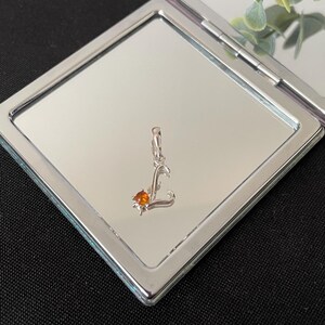 Hermoso collar con colgante de plata de ley 925 con la letra L del alfabeto y ámbar naranja natural en cabujón.