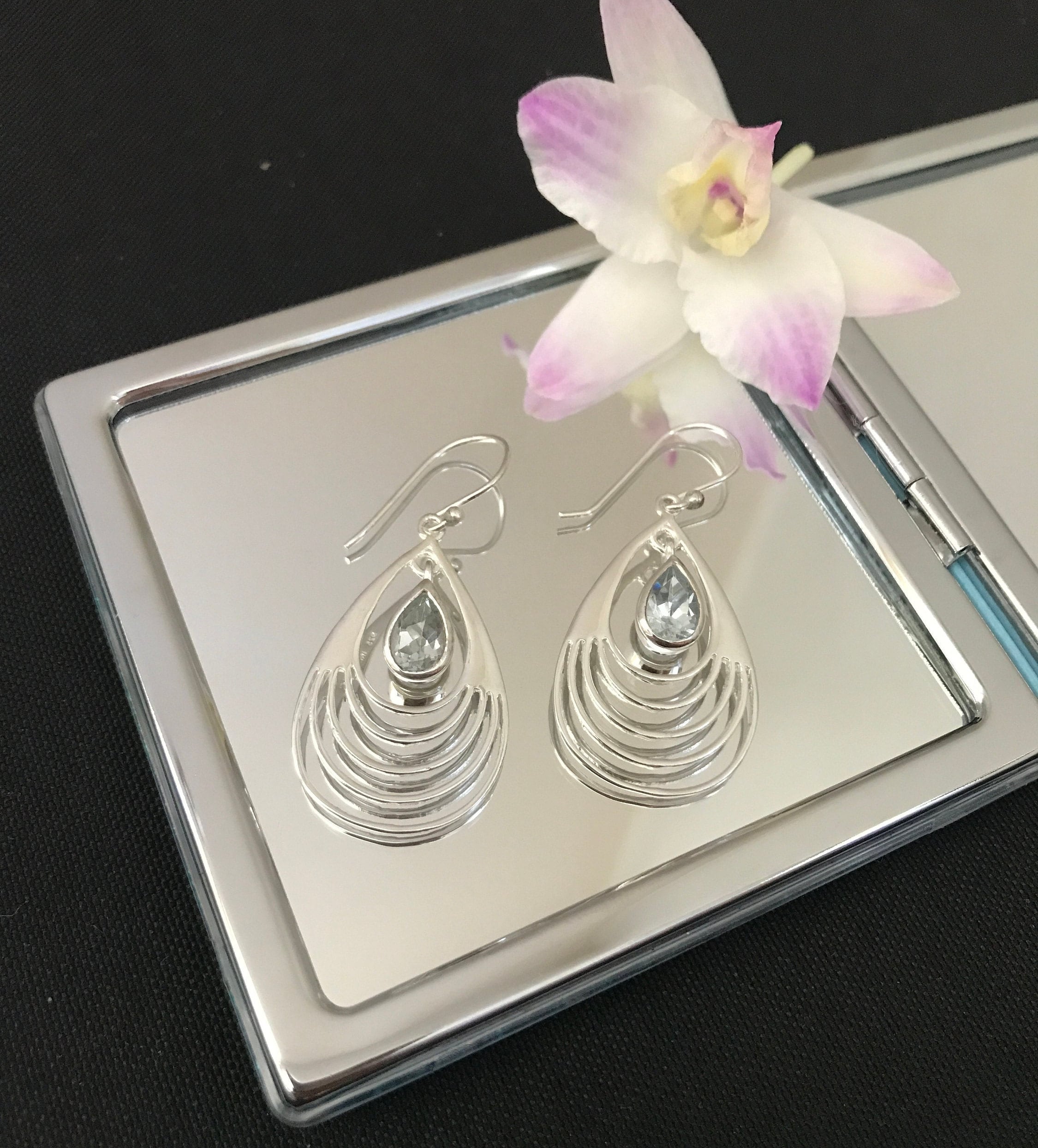 Boucles D'oreilles Pendantes En Nacre Et Topaze Bleu - Argent Sterling, Crochet - Marque POM