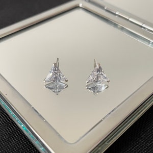 Gorgeous Sparkle Faceted Clear Cubic Zirconia And 925 Sterling Silver Triangle Shaped Claw Prong Stud Earrings Gift