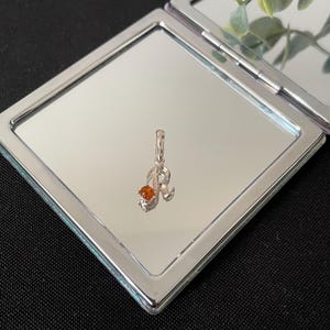 Lindo colar com pingente de letra R em formato de cabochão natural laranja âmbar e prata esterlina 925