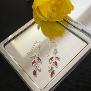 Lindos brincos longos com pingente de várias folhas em coral vermelho e prata esterlina 925 para presente
