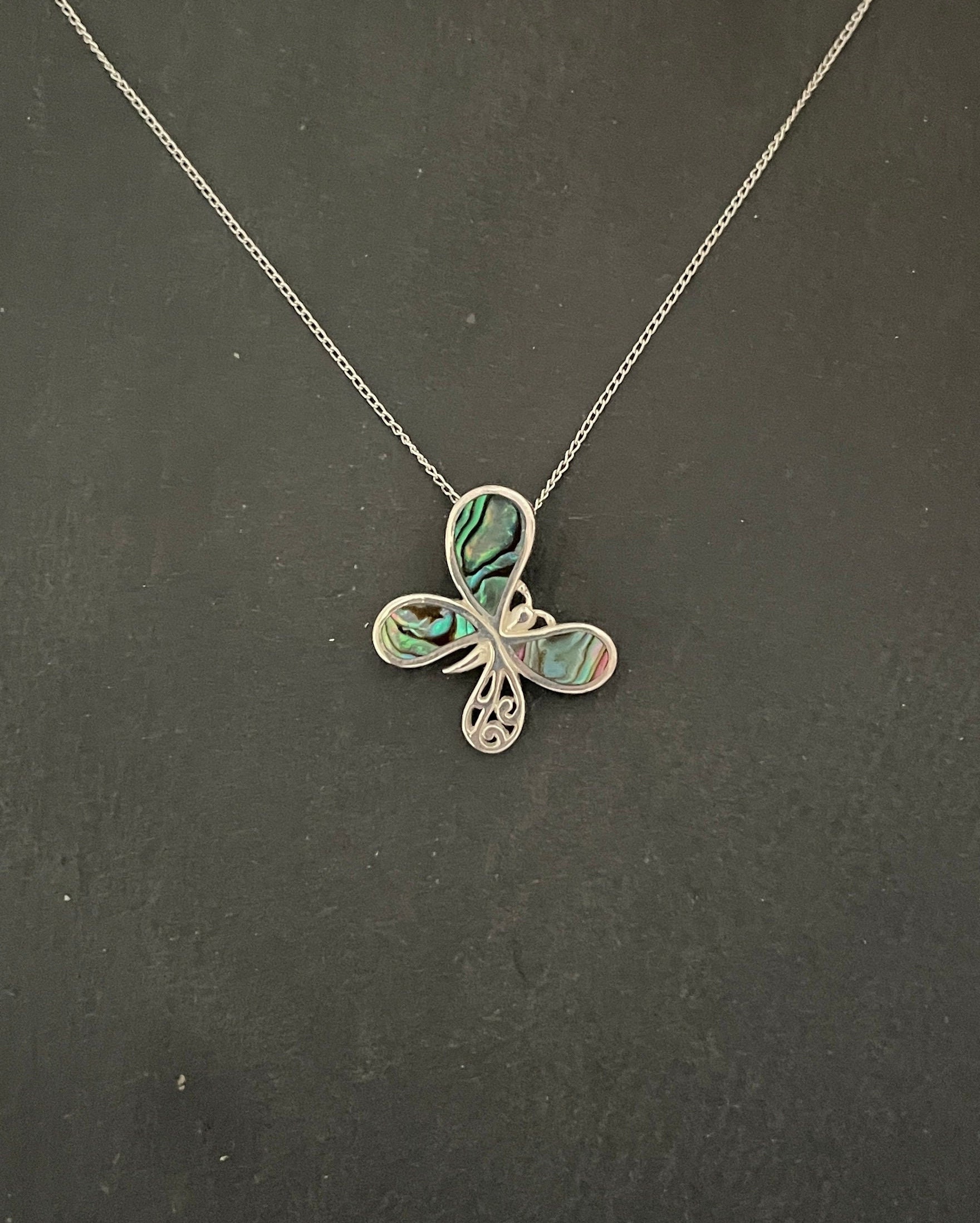 Splendida collana con ciondolo a forma di farfalla in argento sterling 925 e conchiglia di Paua verde naturale/abalone - Italia