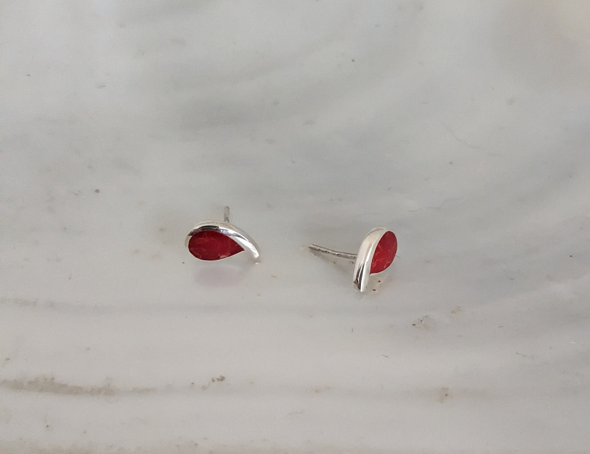 Orecchini a Goccia con Pasta di Corallo Rosso | Chapeau Atelier