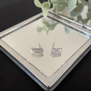 Hermosos aretes rectangulares de plata de ley 925 y concha de nácar blanca natural.