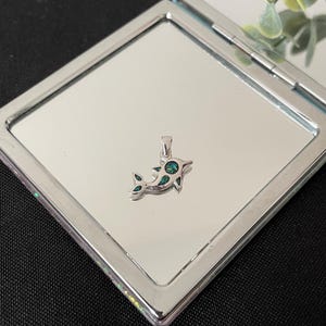 ゴージャスで愛らしいブルーの合成オパールと925スターリングシルバーの動物イルカのドロップペンダントネックレスギフト