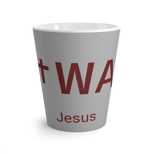 Może przedstawiać: Szary ceramiczny kubek do kawy z napisem "+ WA" w bordowych literach. Słowo "Jezus" jest wydrukowane w kolorze bordowym poniżej liter. Kubek ma białe wnętrze.