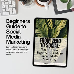 Puede incluir: Una tableta digital que muestra un curso titulado "From Zero to Social: The Ultimate Beginner's Guide to Social Media Marketing" de The Poetic Hustle. La tableta está sobre una superficie blanca con un teclado, una taza de café y un cuaderno.
